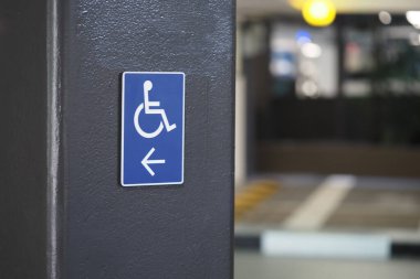 Tabelaya göre halka açık bir tesiste ulaşılabilir bir park yeri var..