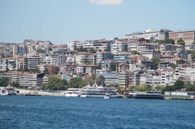 Canlı şehir silueti, liman kenarındaki modern binalara ev sahipliği yapıyor..