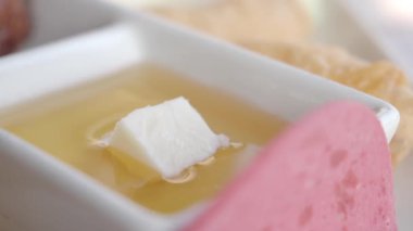 Bal ve tereyağını yakın plan bir kabın içinde karıştırın..