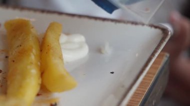 Ketçap ve patates dilimli mayonez..