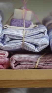 Yumuşak renklerde katlanmış kumaş ve sabunların canlı bir görüntüsünü keşfedin.