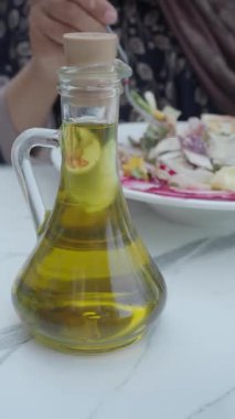 Lezzetli zeytinyağı öğle yemeğinde canlı bir salataya eşlik eder..