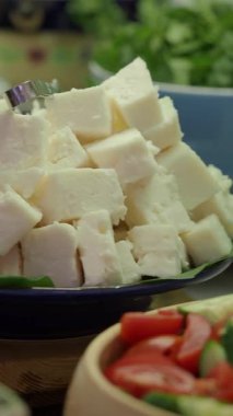 Taze peynirin yanında renkli sebzeler hazırlandı..