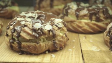 Çikolata serpilmiş ve fındık serpiştirilmiş taze pişmiş hamur işi..