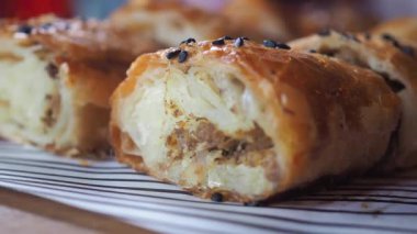 Lezzetli Türk çorbası yerel fırında servis ediliyor..