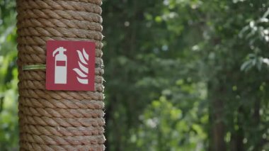 Ağaç gövdesindeki yangın güvenlik işareti ormandaki önlemleri gösteriyor..