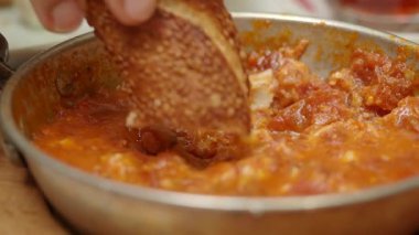 Simit ile Türk erkeklerinin tadını çıkarıyor ,