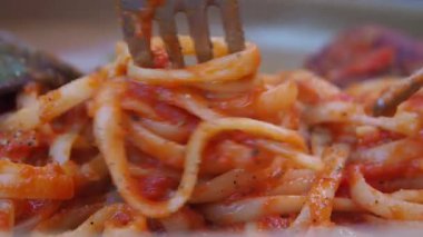 Domates soslu lezzetli makarna servisi..