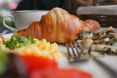 Çırpılmış yumurta ve sebzeli kruvasan.,