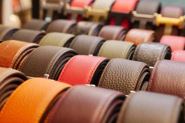 Değişik renklerde çeşitli deri kemerler ve dokular düzenli olarak düzenlenmiştir..