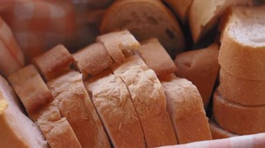 Kahvaltı için bir sepete yerleştirilmiş sıcak ekmek dilimleri..