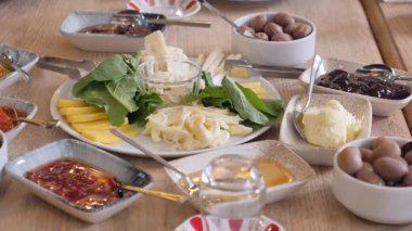 Lezzetli ve çeşitli bir kahvaltı sofrası..