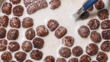 Çikolatalı mısır gevreği ve kaşık..