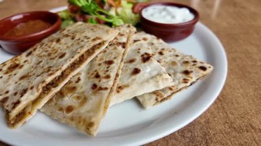 Lezzetli soslar ve salatayla servis edilen taze ekmek tatma..