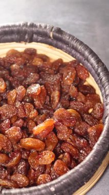 Kurumuş meyveler bir market tezgahında dokuma sepetinde sergilenir..