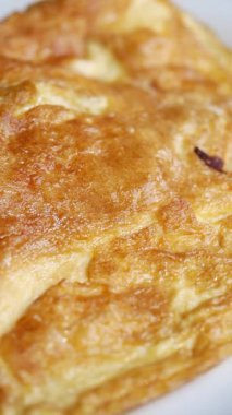 Lezzetli pofuduk bir omletin özenle ve ustalıkla hazırlanışını izleyin..