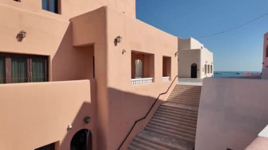 Katar Doha 2 Şubat 2025, mina bölgesindeki çöl kasabasında renkli mimari. .