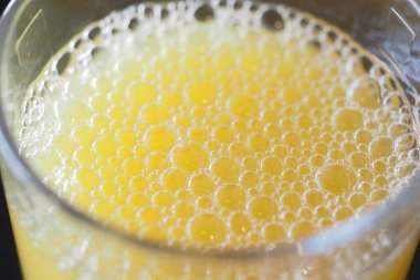 Köpüklü parlak portakal suyu berrak bir bardakta Sabah tazeliği yayar.