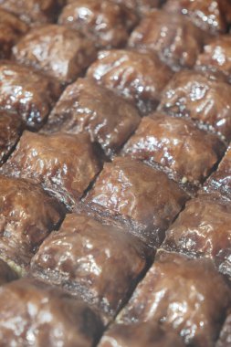 Taze yapılmış baklava düzgünce istiflenmiş, altın tabakalarını sergiliyor..