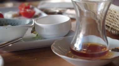 Çay ve yemek artıklarıyla kahvaltı masası. ,