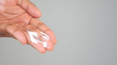 Susuz cilt için nemlendirici uygulamak için en iyi teknikleri öğrenin.