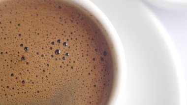 Sabahları rahat bir atmosferde sıcak bir fincan kahvenin tadını çıkarıyorum..