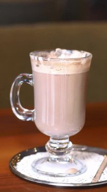 Zarif bir cam bardakta servis edilen sıcak çikolatanın tadını çıkarın..