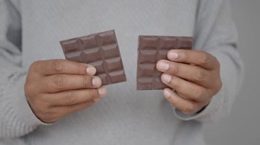 İki çikolata, eşsiz dokularını yan yana sergiliyor..