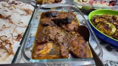 Masada servis edilen lezzetli ev yapımı körili tavuk..