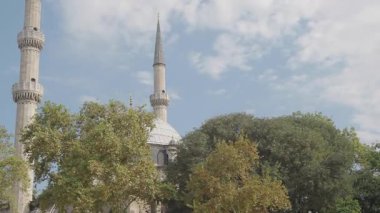 Cami yakınlarındaki çarpıcı mimariyi ve canlı yeşilliği tecrübe edin..