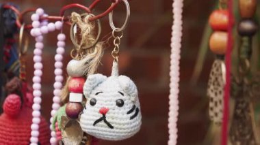 Benzersiz tasarımlar içeren renkli anahtarlıklar satışa sunuluyor.