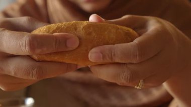 Elleriniz sıcak bir ekmek rulosu tutsun, yemek sırasında eğlenmeye hazır olun..