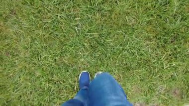 Huzurlu bir patikanın kenarındaki çimlerin üzerinde rahat bir yürüyüşün tadını çıkar..