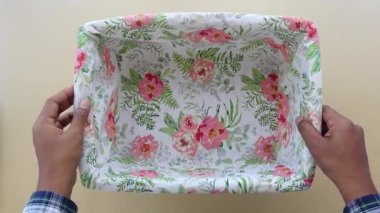 Çiçek kumaşı kullanarak kumaş kaplı güzel bir sepet yapmayı öğren..