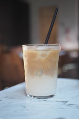 Masada krema ve kahve katmanları olan lezzetli buzlu kahve.