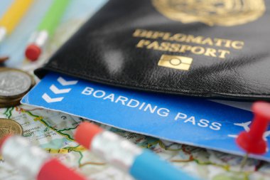 Diplomatik pasaport ve biniş kartı haritada, seyahat etmeye hazır..