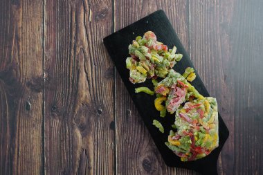 Masada renkli karışık donmuş kağıtlar .