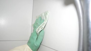 Mutfak duvarlarını kolay yöntemlerle temiz ve taze tutmanın etkili yollarını öğren..