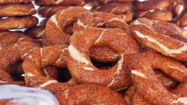 Yerel pazarda taze pişmiş Türk simit.