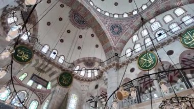 Tarihi bir caminin göz kamaştırıcı tavanlarına ve avizelerine hayran olun..