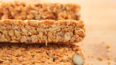 Evde lezzetli ve besleyici granola barlar nasıl yapılır izleyin..