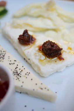 Lezzetli yemekler arasında peynir, soslar ve öğle yemeği boyunca yenen baharatlar yer alıyor..
