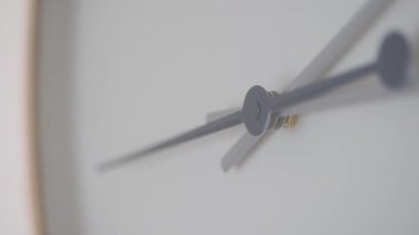 Saat kollarının yakın görüntüsü öğlene yaklaşan zamanı gösteriyor..