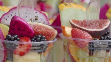 canlı ve renkli taze meyve salatası kupası.