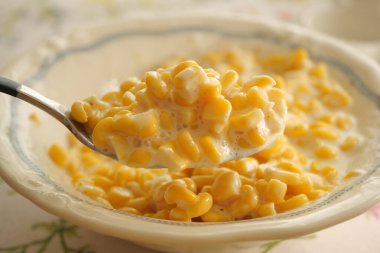 Lezzetli bir kase kremalı mısır tadını çıkarmaya hazır..