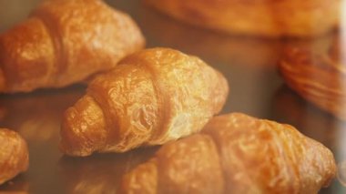 Fırın çantasındaki kruvasanlar altın dokusunu ve şeklini ön plana çıkarıyor..