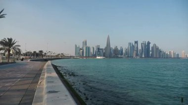 Katar Doha 2 Şubat 2025. Modern bir Doha şehrinde güzel bir sahil yürüyüşü..