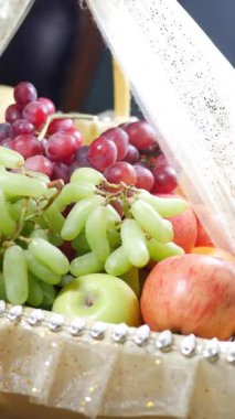 Üzüm, elma ve diğer meyvelerin güzel bir çeşidi tazelik sergiliyor..