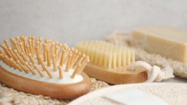 Tahta fırçalar ve doğal sabunla saçı sağlıklı tutmanın yollarını bul..