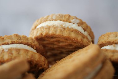 Tezgahta kremalı çeşitli kurabiyeler var..